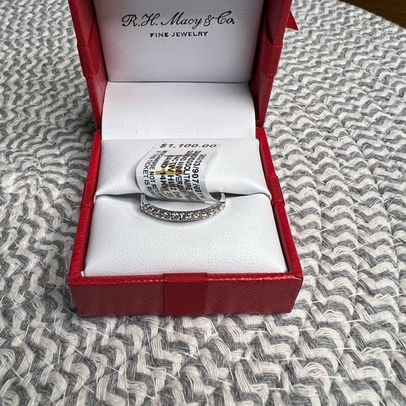 Macy’s bridal ring set. Engagement ring 3/4 ct. t.w. & the band is 1/4 ct t.w. - Picture 7 of 9